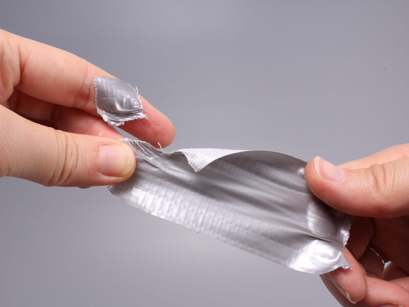 Obyčejná stříbrná lepící páska má nižší pevnost v tahu