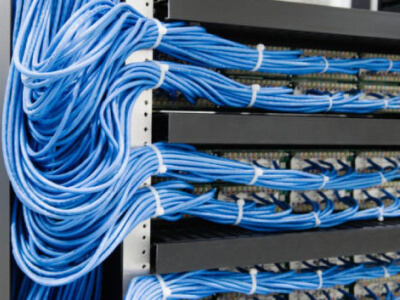 Počítačové kabely spojené pomocí vázacích pásek na kabely