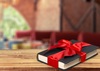 Balení knih jako vánočních dárků
